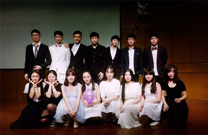 足球篮球官方直播平台举行2016年女生节舞会