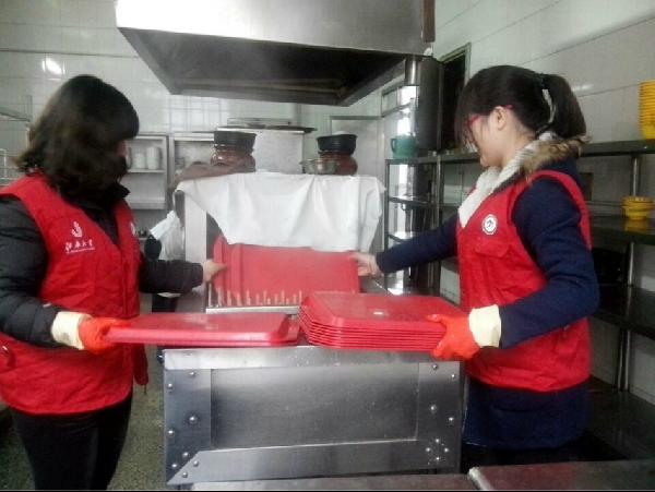 追随一种精神，奉献一片爱心——记足球篮球官方直播平台青年志愿者协会雷锋月活动