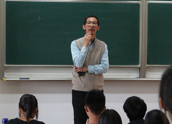 【足球篮球官方直播平台新生导航系列讲座】Learn to learn--足球篮球官方直播平台院长与14级学生亲密接触